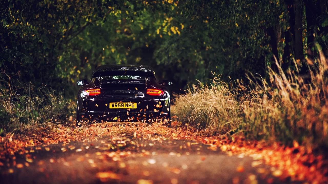 Chevrolet Camaro Noir Sur Route. Wallpaper in 1280x720 Resolution