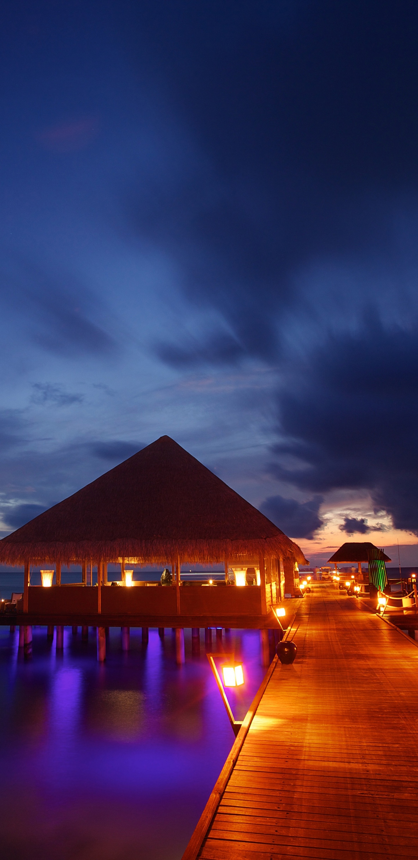 Braunes Holzhaus am Dock Während Der Nacht. Wallpaper in 1440x2960 Resolution