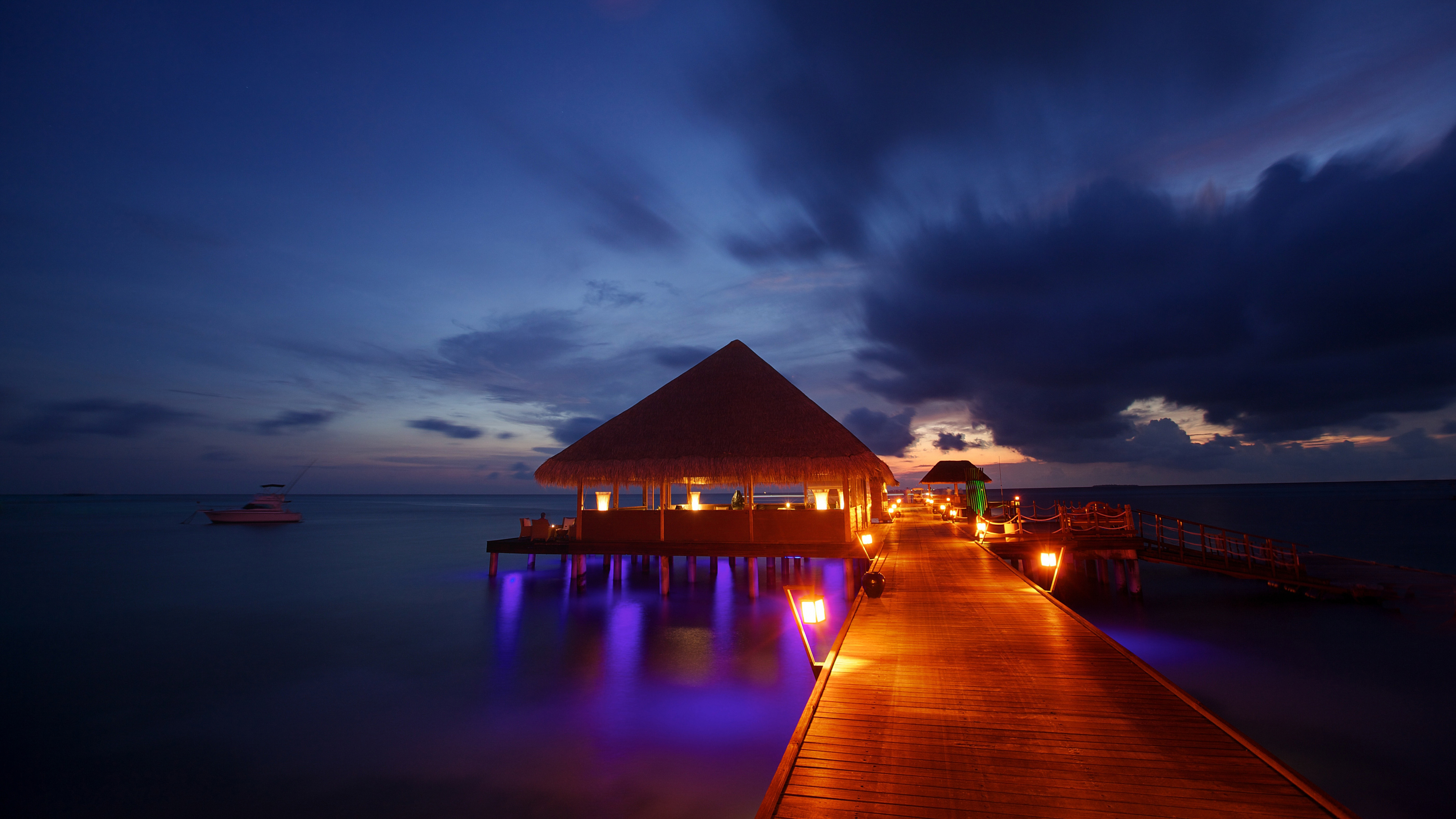 Braunes Holzhaus am Dock Während Der Nacht. Wallpaper in 3840x2160 Resolution