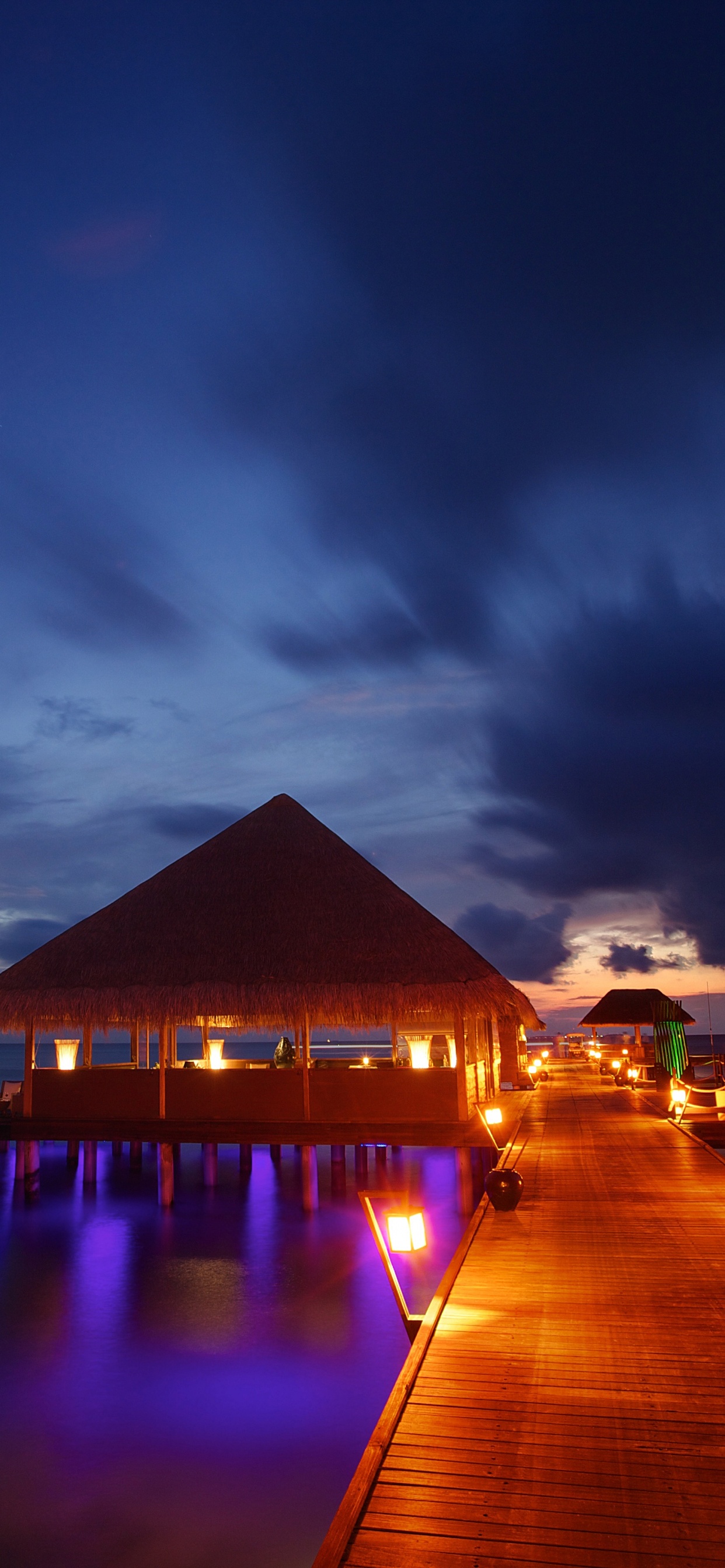 Maison en Bois Brune Sur le Quai Pendant la Nuit. Wallpaper in 1242x2688 Resolution