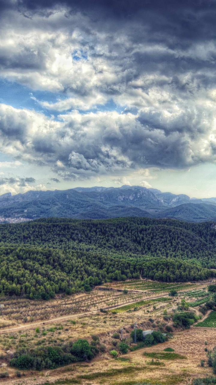 Campo de Hierba Verde Cerca de la Montaña Bajo Nubes Blancas Durante el Día. Wallpaper in 720x1280 Resolution