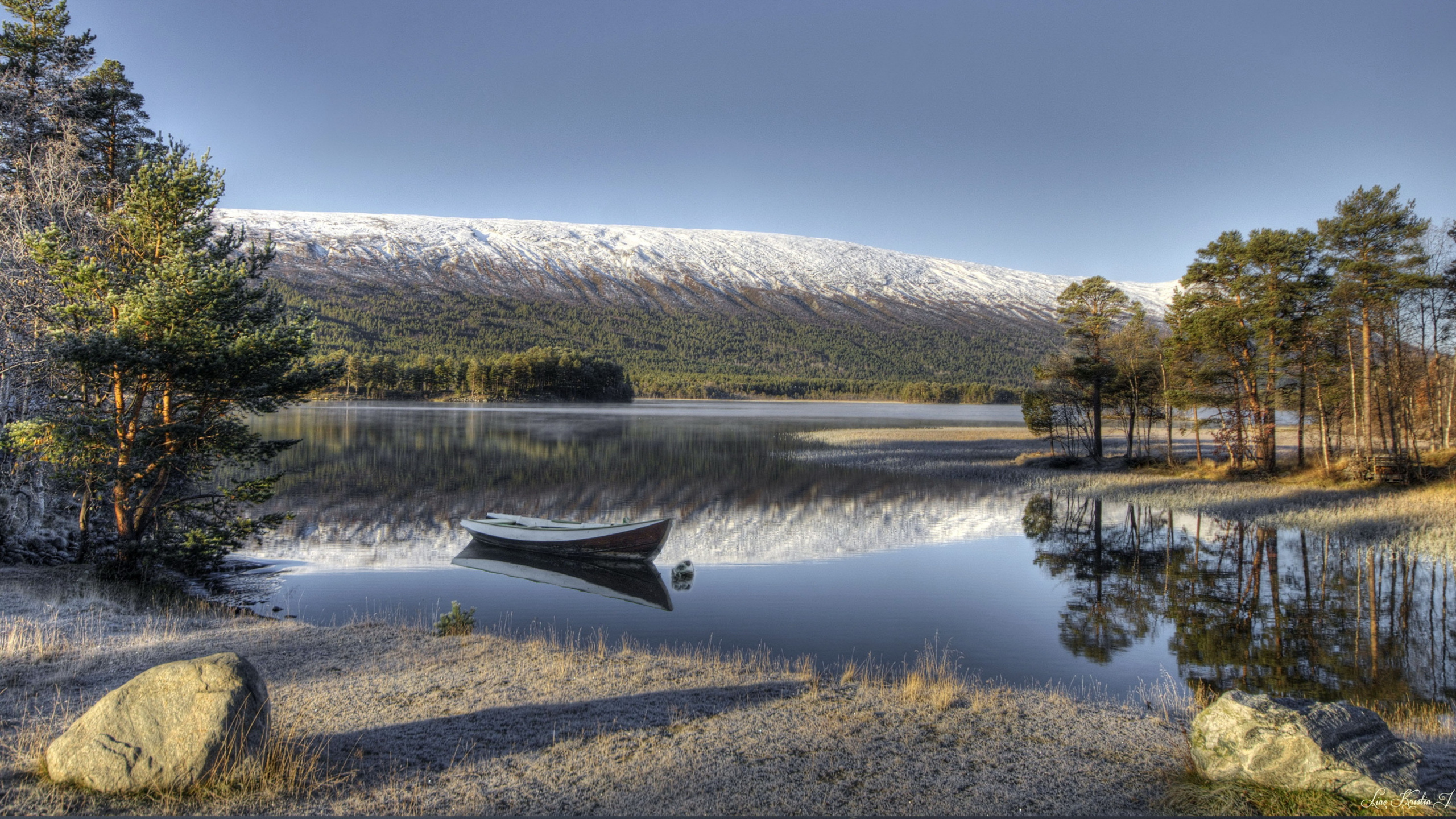 White Boat on Lake During Daytime. Wallpaper in 2560x1440 Resolution