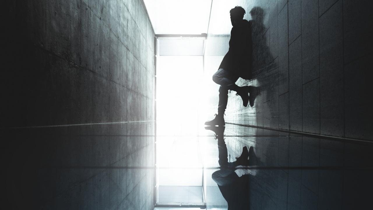 Homme en Veste Noire Marchant Dans le Couloir. Wallpaper in 1280x720 Resolution