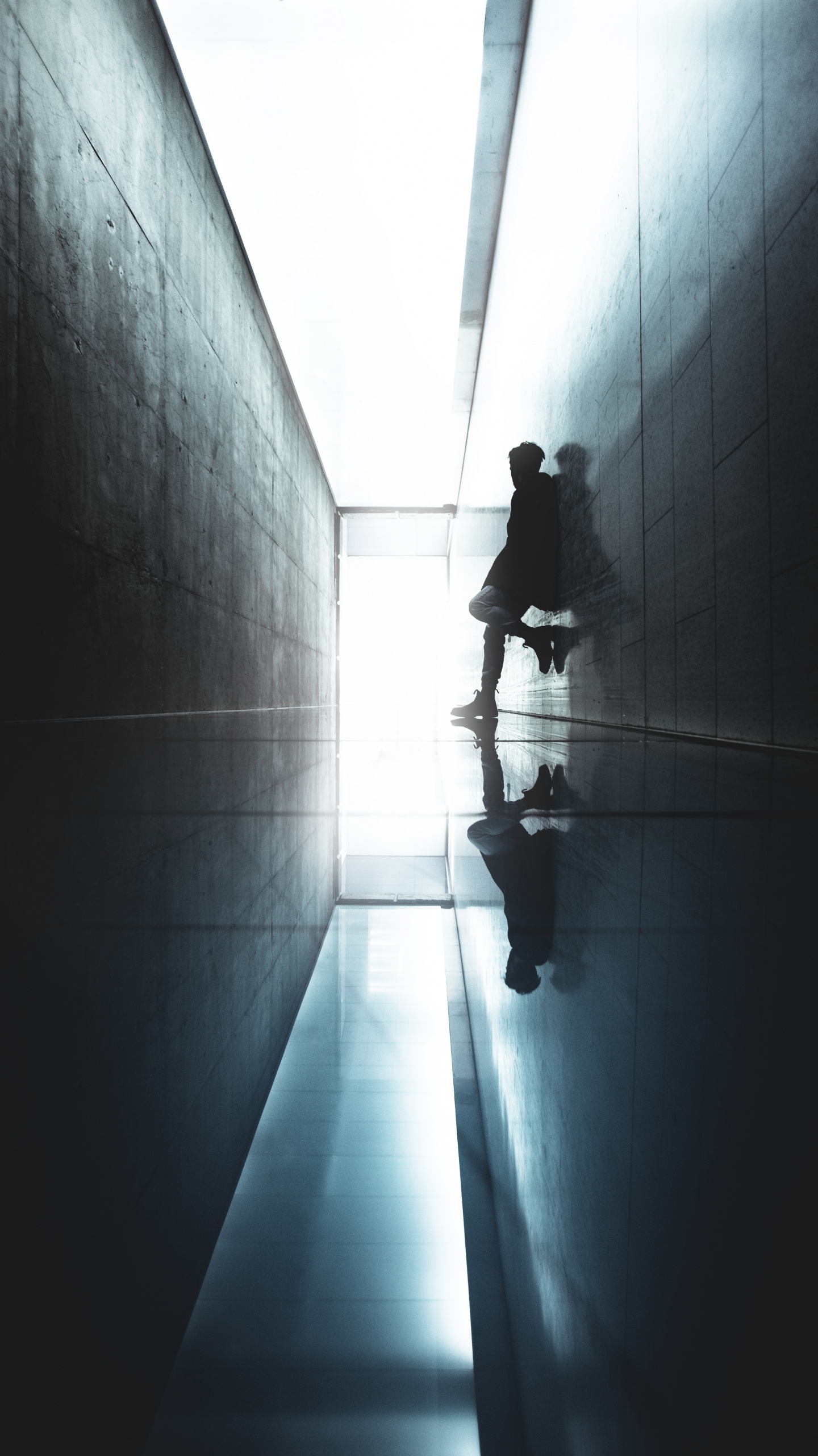 Hombre de Chaqueta Negra Caminando Por el Pasillo. Wallpaper in 1440x2560 Resolution