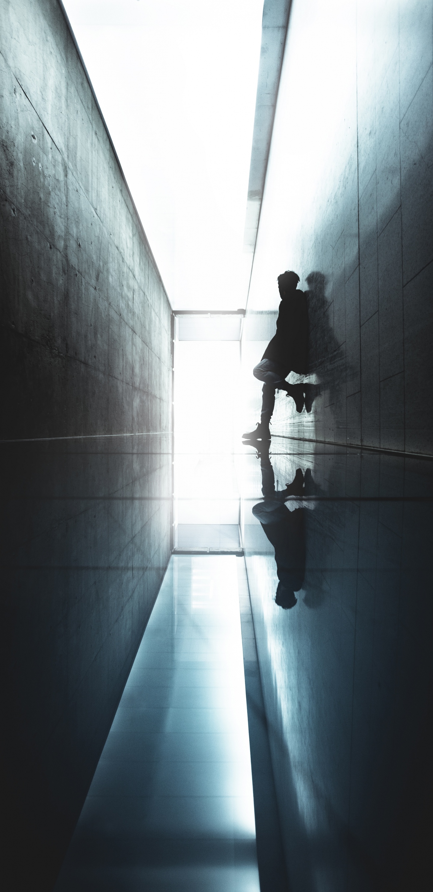 Mann in Schwarzer Jacke Geht Auf Flur. Wallpaper in 1440x2960 Resolution