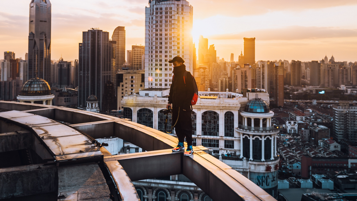 Gente Caminando en el Puente Cerca de Los Edificios de la Ciudad Durante el Día. Wallpaper in 1366x768 Resolution
