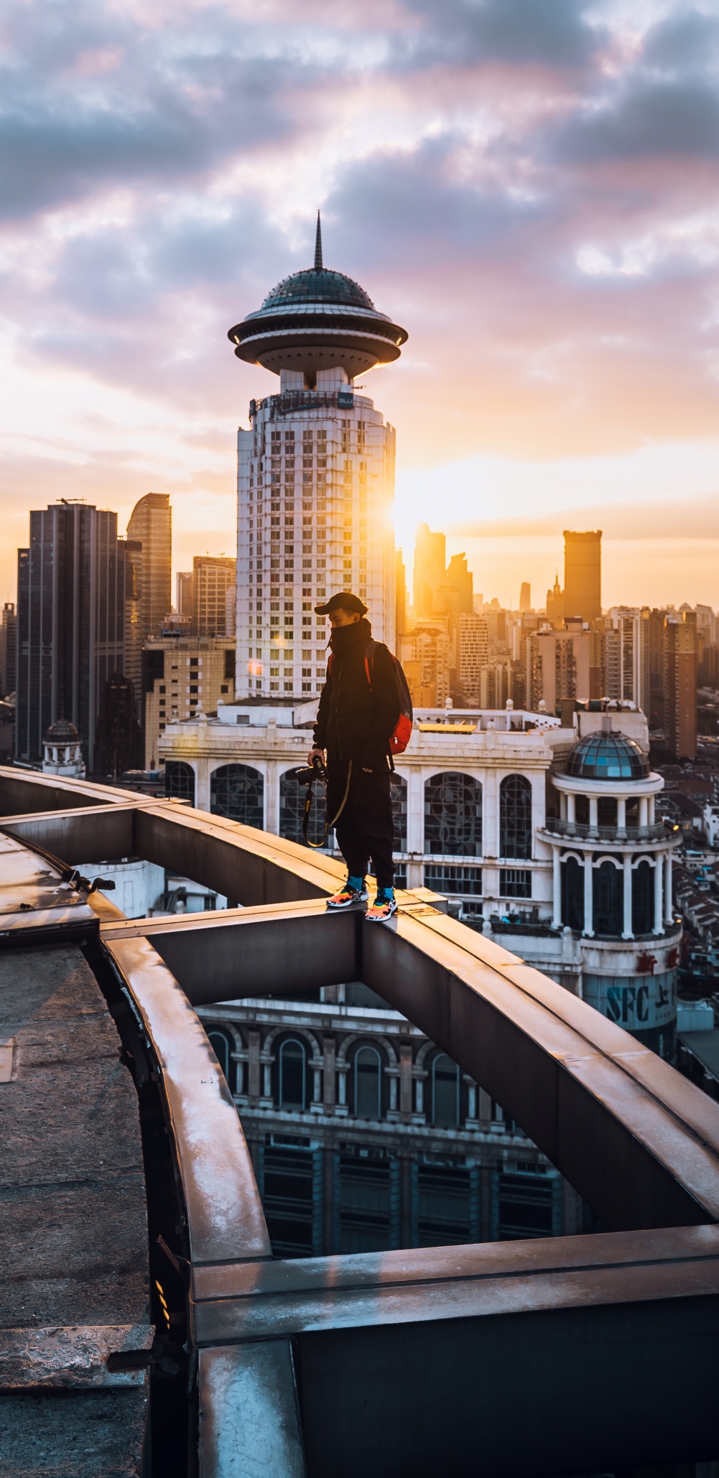Gente Caminando en el Puente Cerca de Los Edificios de la Ciudad Durante el Día. Wallpaper in 1440x2960 Resolution
