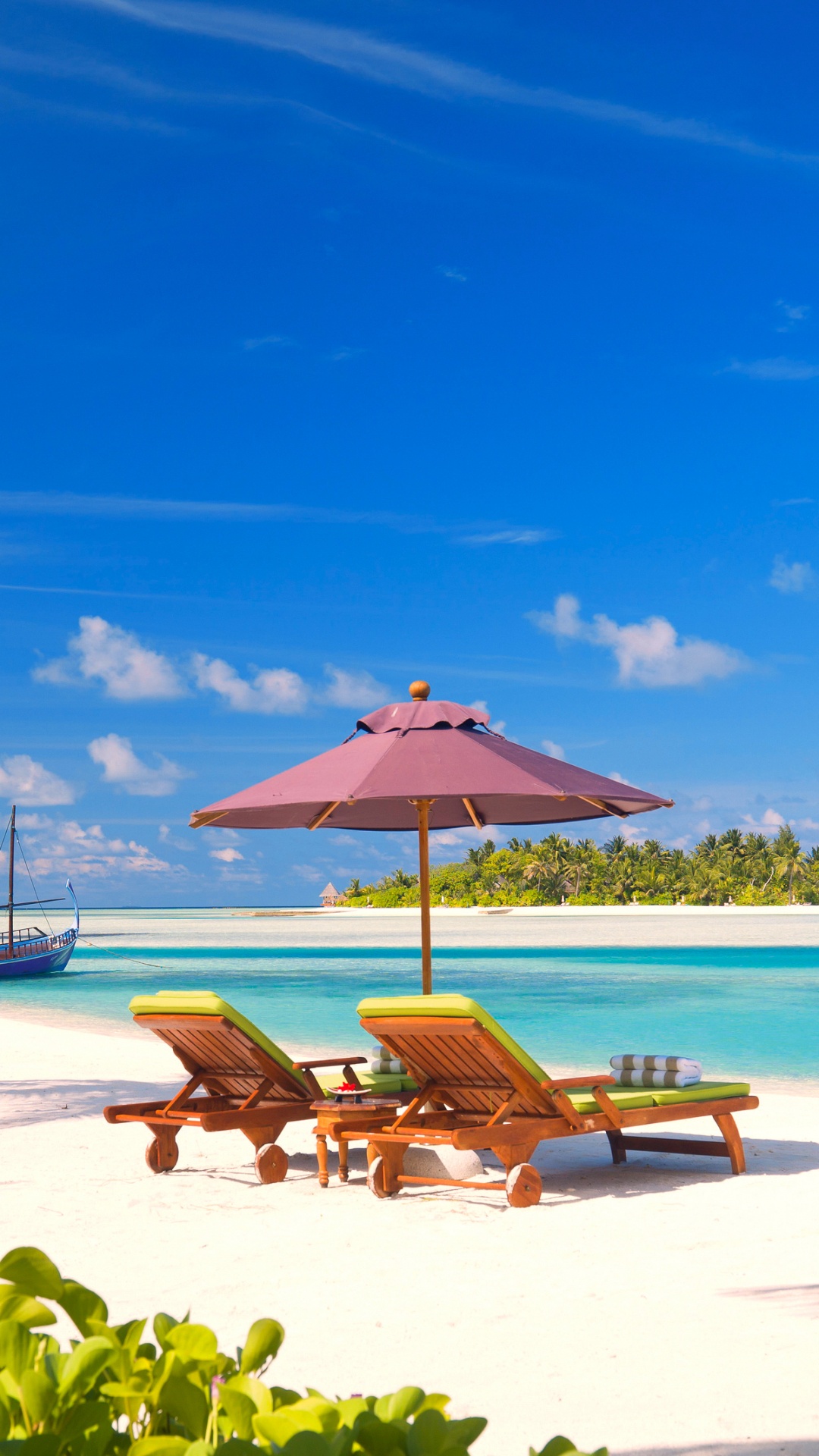 Chaises Longues en Bois Marron Sur la Plage Pendant la Journée. Wallpaper in 1080x1920 Resolution