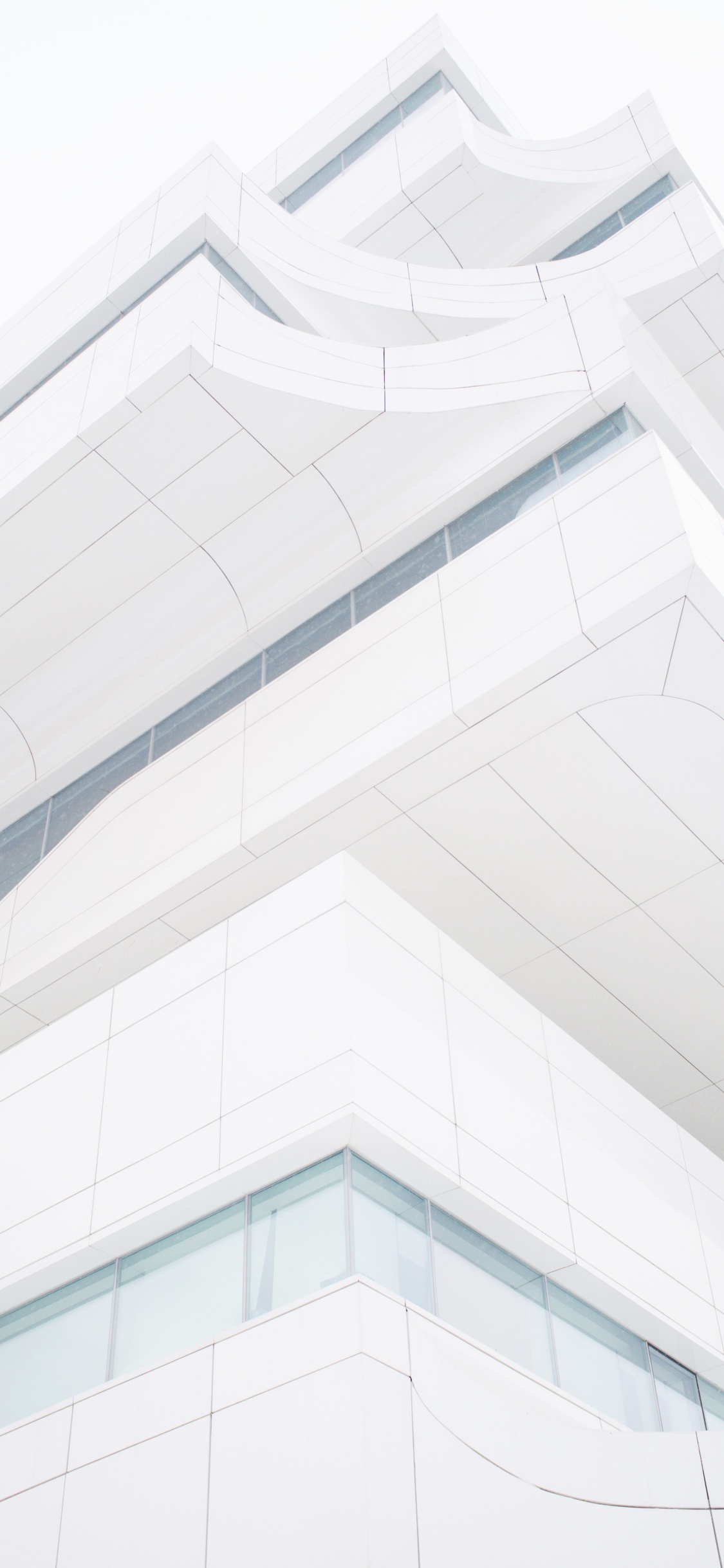 Edificio de Hormigón Blanco Durante el Día. Wallpaper in 1125x2436 Resolution