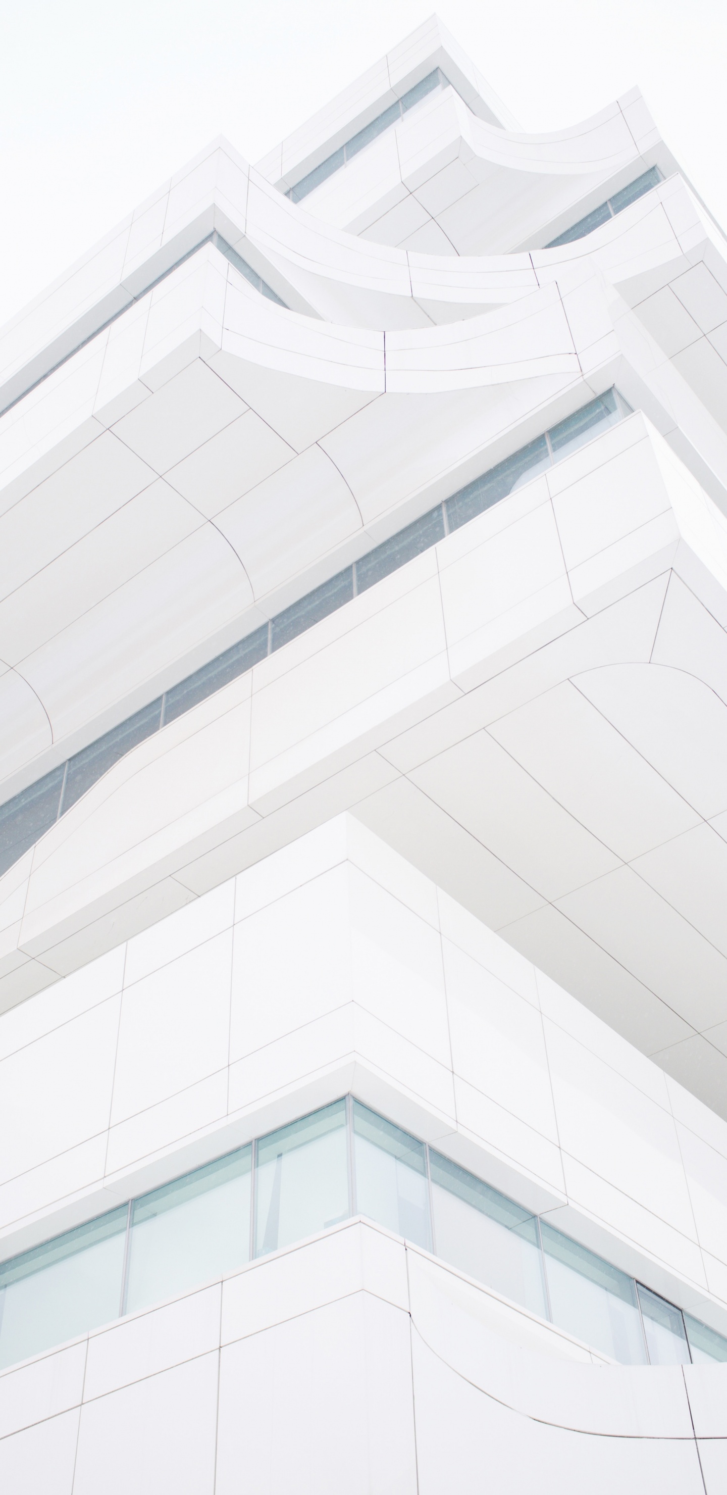 Edificio de Hormigón Blanco Durante el Día. Wallpaper in 1440x2960 Resolution