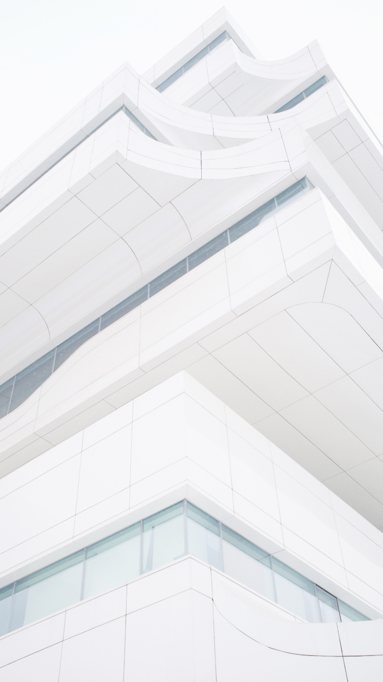 Bâtiment en Béton Blanc Pendant la Journée. Wallpaper in 750x1334 Resolution