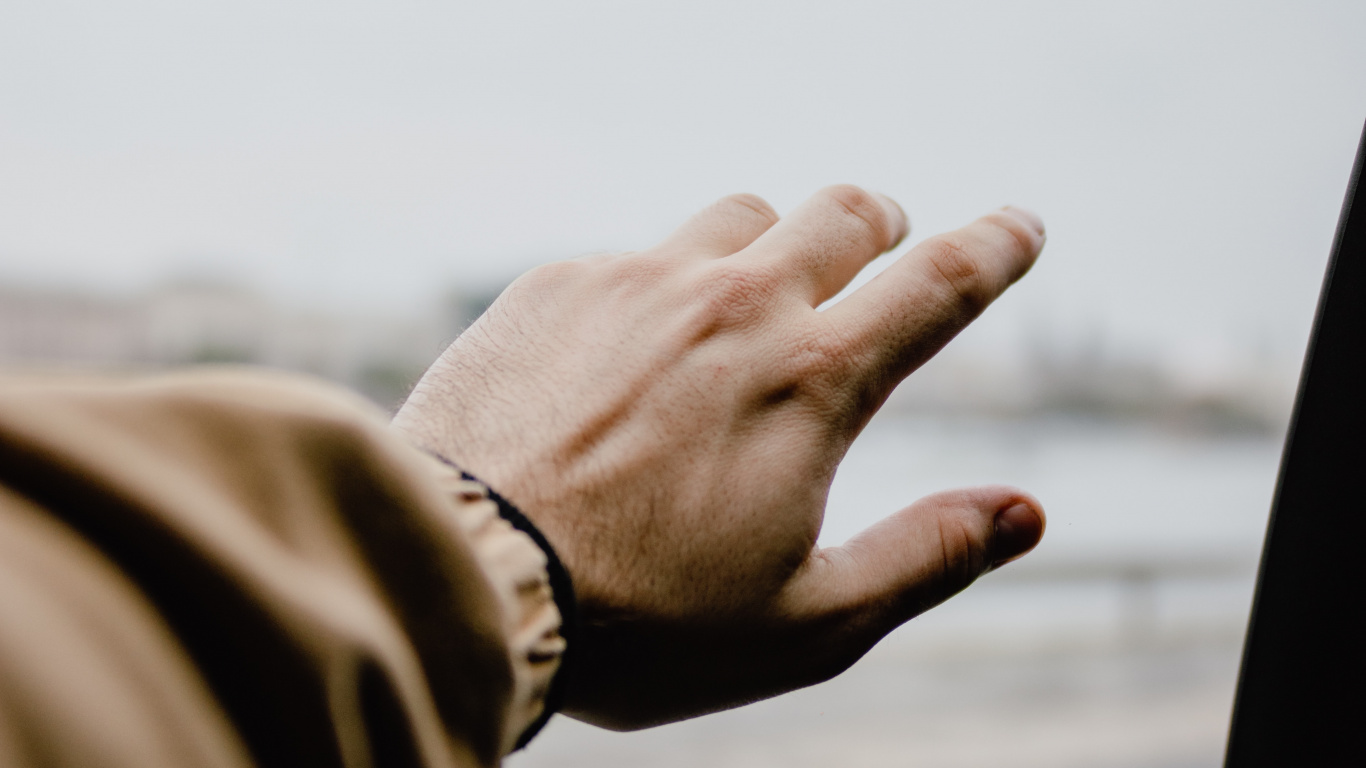 Person in Brauner Jacke Mit Autofenster. Wallpaper in 1366x768 Resolution