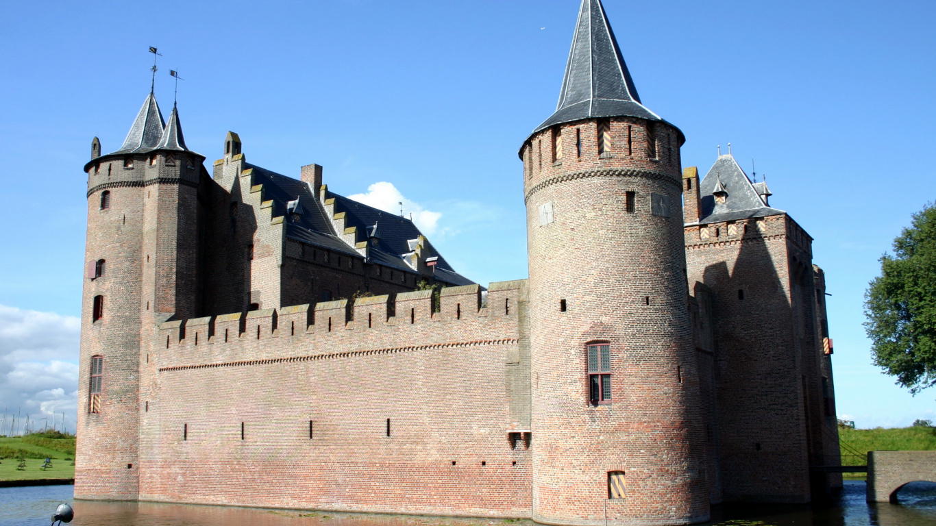 Château en Béton Gris Sous Ciel Bleu Pendant la Journée. Wallpaper in 1366x768 Resolution