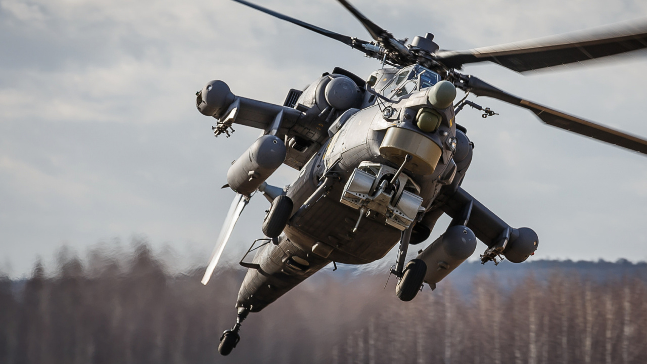 Schwarzer Und Grauer Hubschrauber, Der Tagsüber Über Grüne Bäume Fliegt. Wallpaper in 1280x720 Resolution