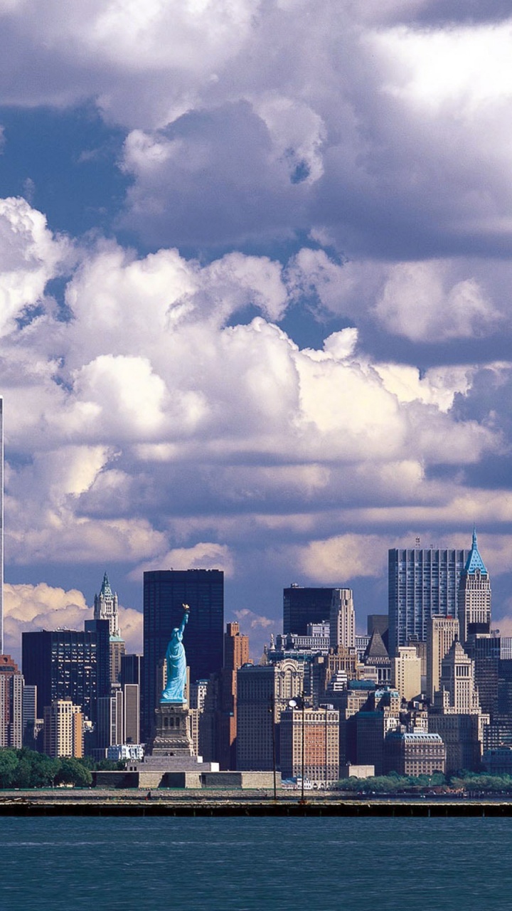 Horizonte de la Ciudad Bajo Las Nubes Blancas y el Cielo Azul Durante el Día. Wallpaper in 720x1280 Resolution