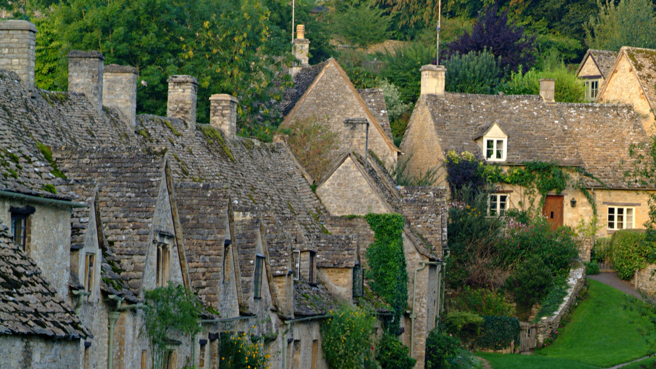 Maison en Béton Marron et Gris Entourée D'arbres Verts Pendant la Journée. Wallpaper in 1280x720 Resolution