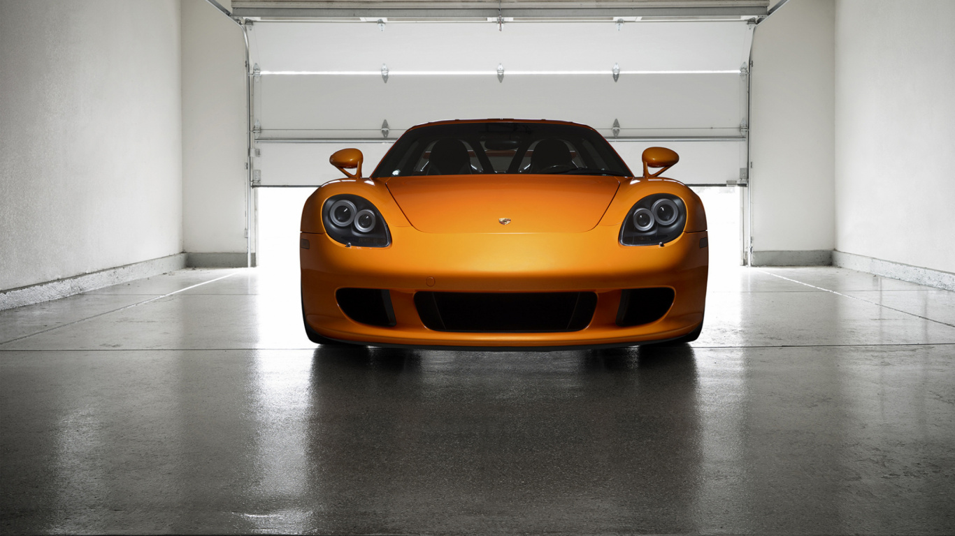 Orange Ferrari 458 Italia in Einem Weißen Raum Geparkt. Wallpaper in 1366x768 Resolution