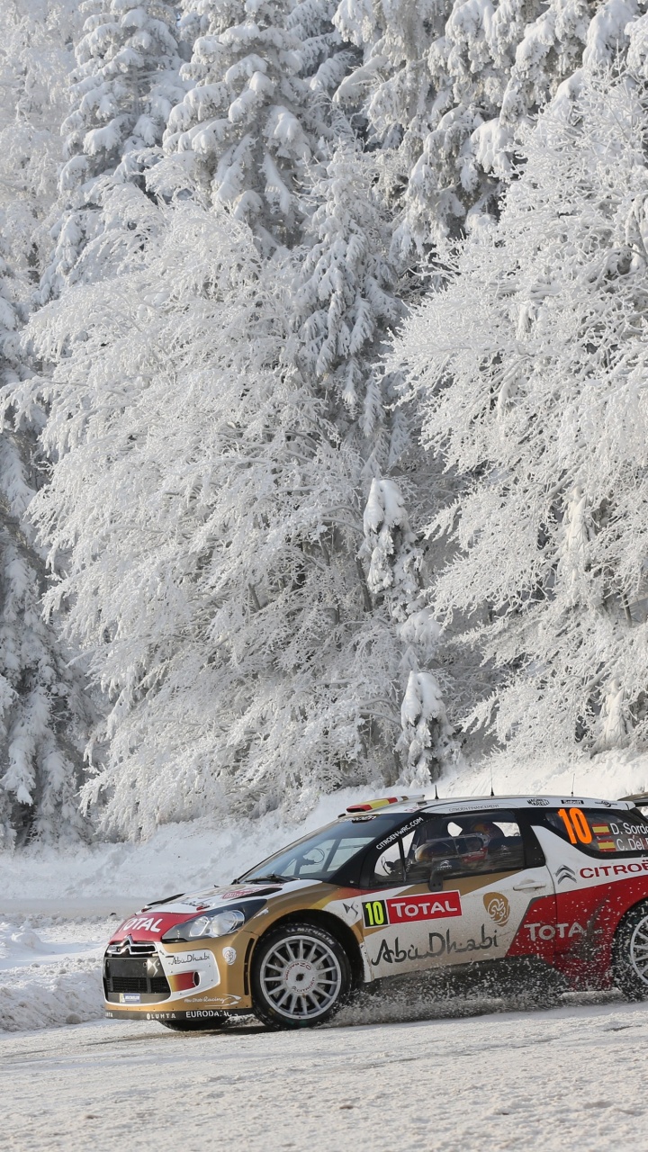 Chevrolet Camaro Negro y Naranja en la Carretera Cubierta de Nieve. Wallpaper in 720x1280 Resolution