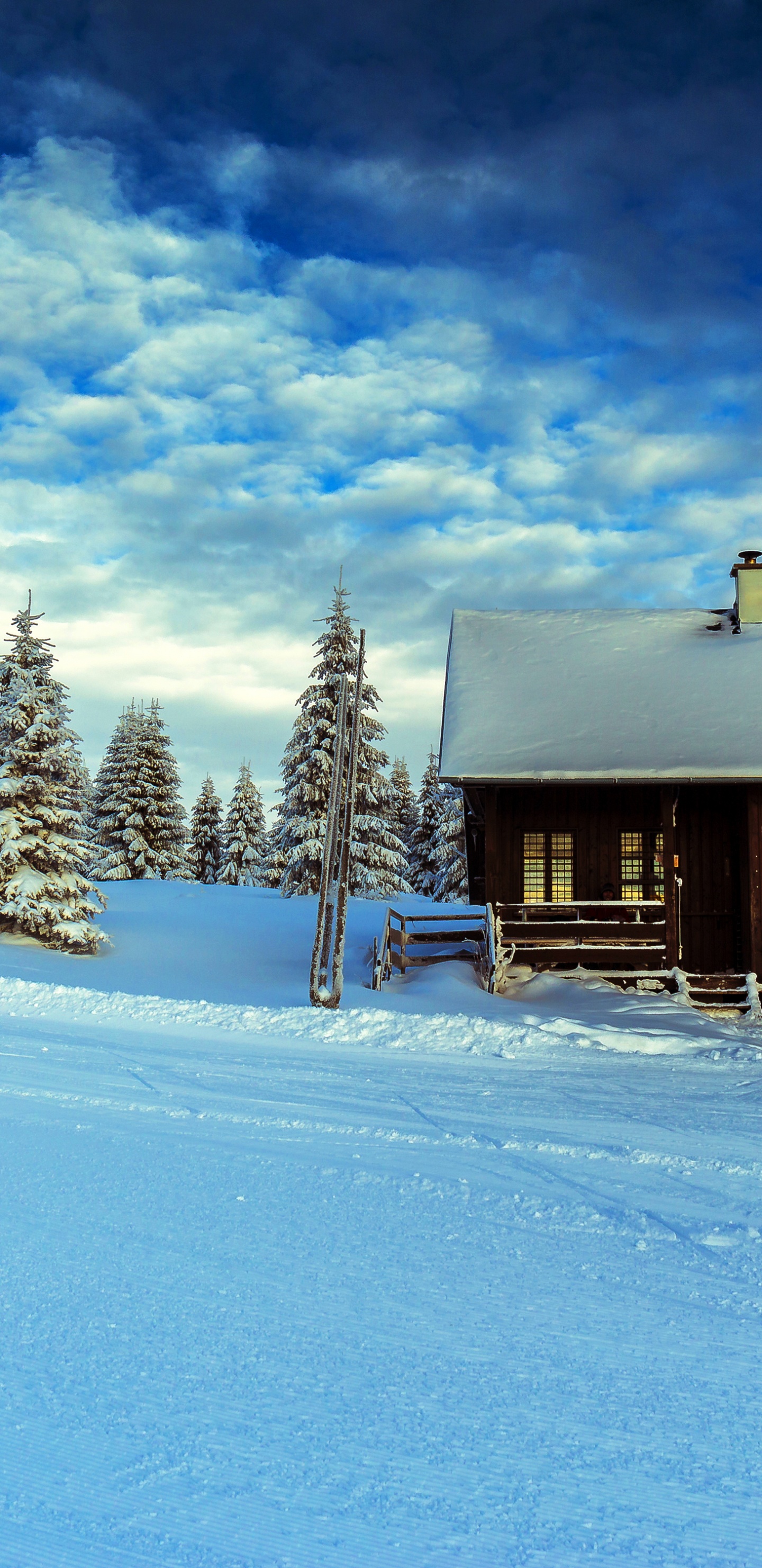 Casa de Madera Marrón Sobre Suelo Cubierto de Nieve Durante el Día. Wallpaper in 1440x2960 Resolution