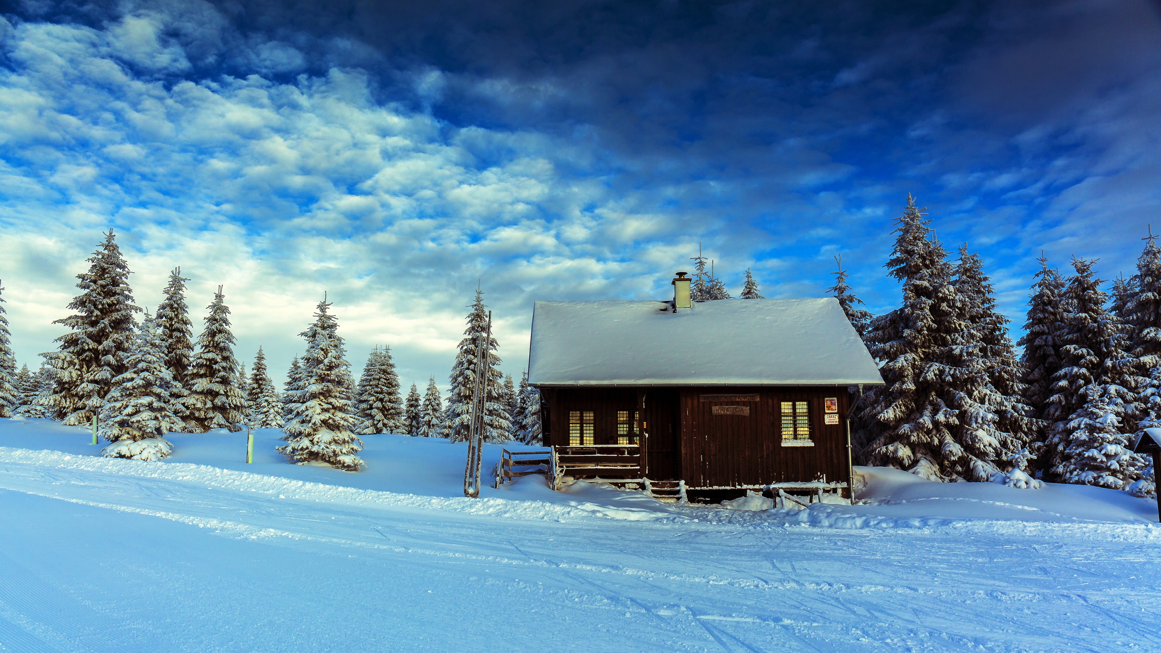 Casa de Madera Marrón Sobre Suelo Cubierto de Nieve Durante el Día. Wallpaper in 3840x2160 Resolution