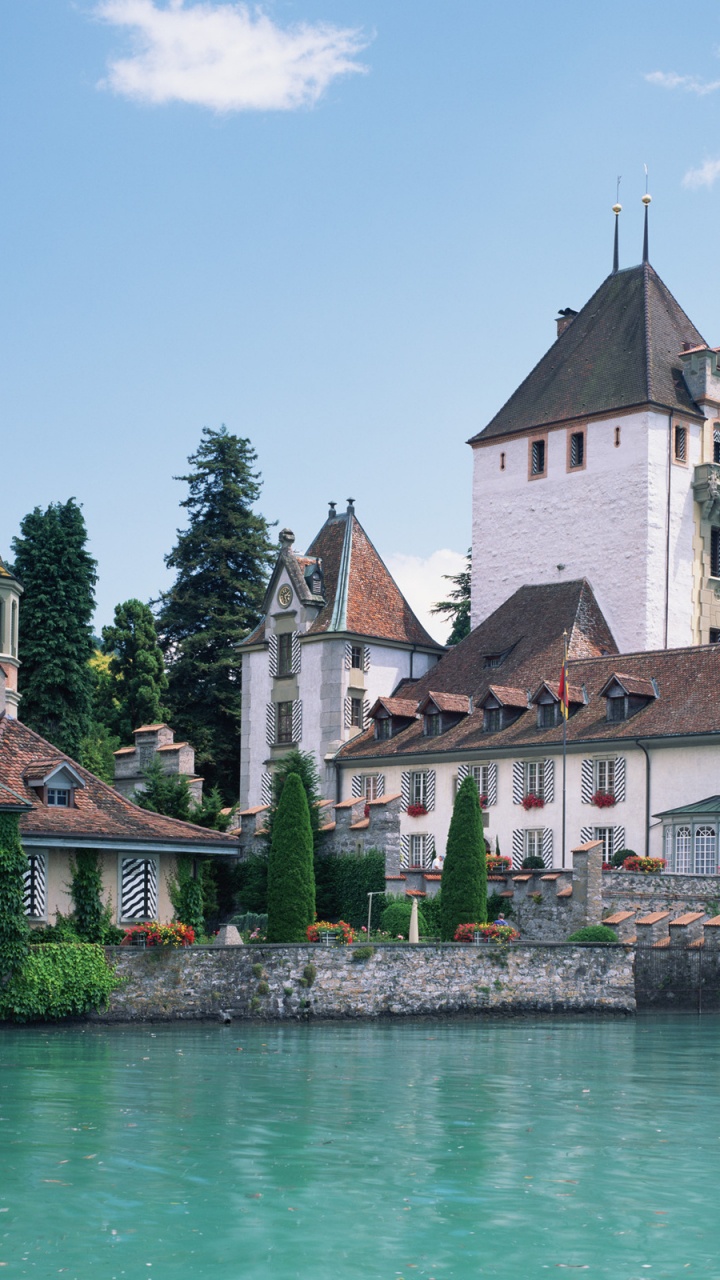 Edificio de Hormigón Blanco y Marrón Junto al Cuerpo de Agua Durante el Día. Wallpaper in 720x1280 Resolution
