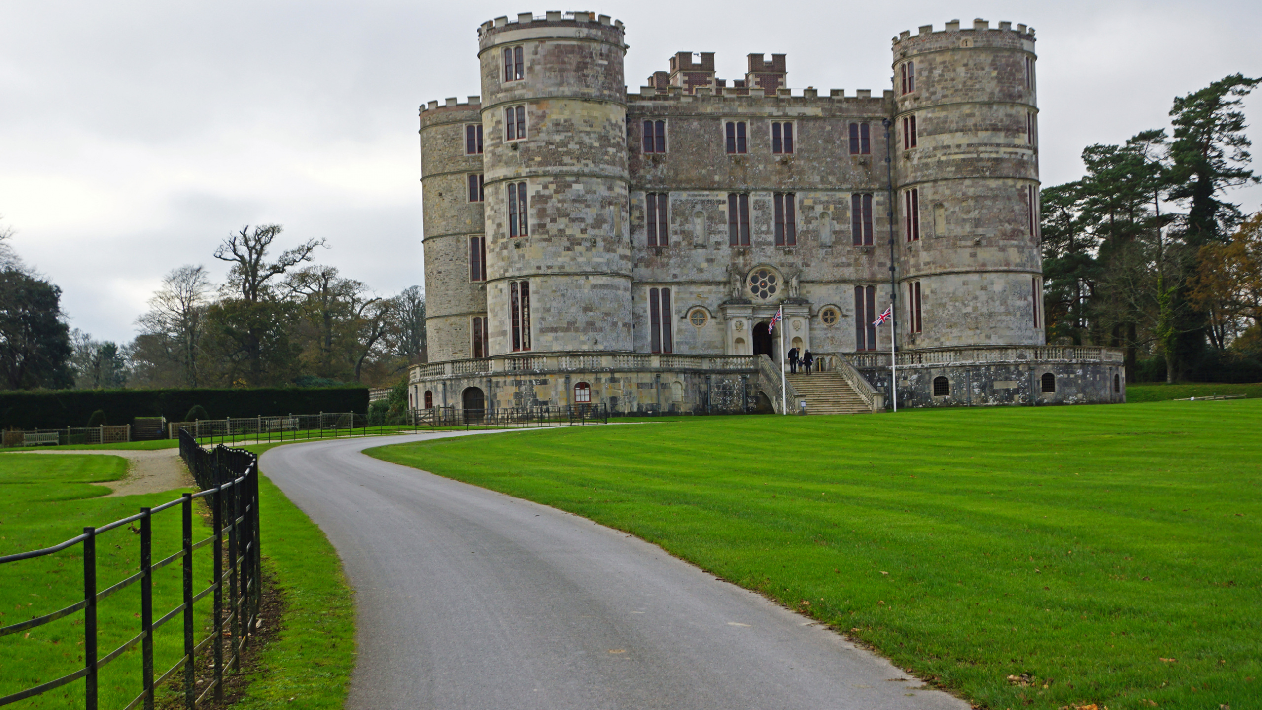 Bâtiment en Béton Brun Près du Champ D'herbe Verte Pendant la Journée. Wallpaper in 2560x1440 Resolution