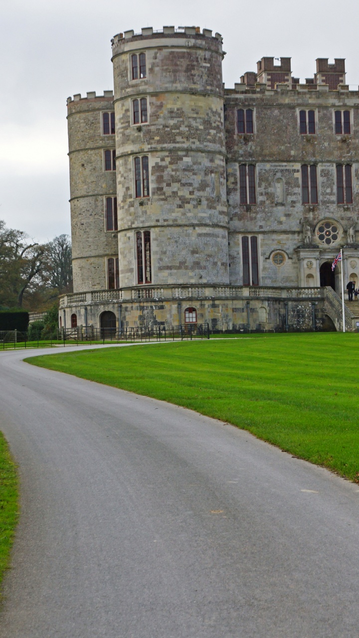 Bâtiment en Béton Brun Près du Champ D'herbe Verte Pendant la Journée. Wallpaper in 720x1280 Resolution