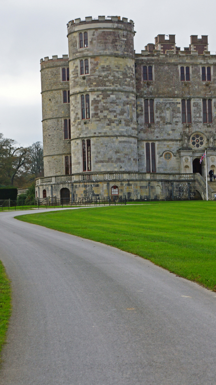 Bâtiment en Béton Brun Près du Champ D'herbe Verte Pendant la Journée. Wallpaper in 750x1334 Resolution