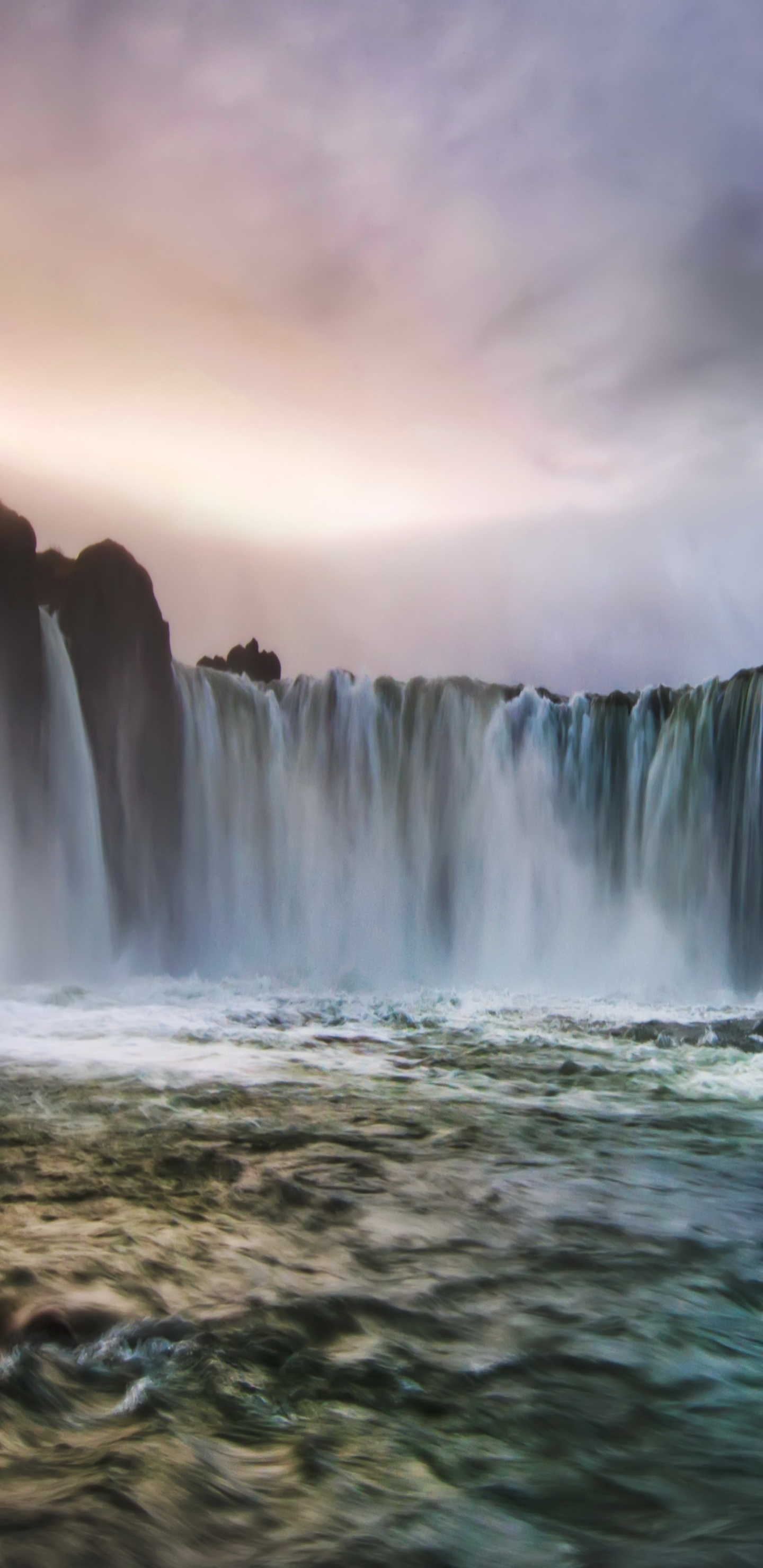 L'eau Tombe Sous un Ciel Nuageux. Wallpaper in 1440x2960 Resolution