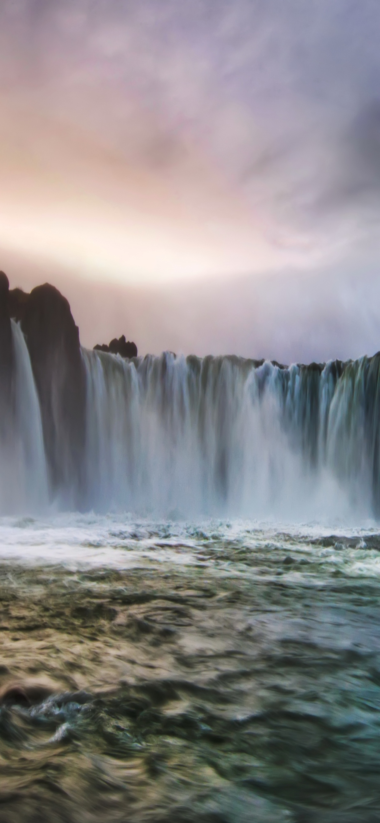 el Agua Cae Bajo el Cielo Nublado. Wallpaper in 1242x2688 Resolution