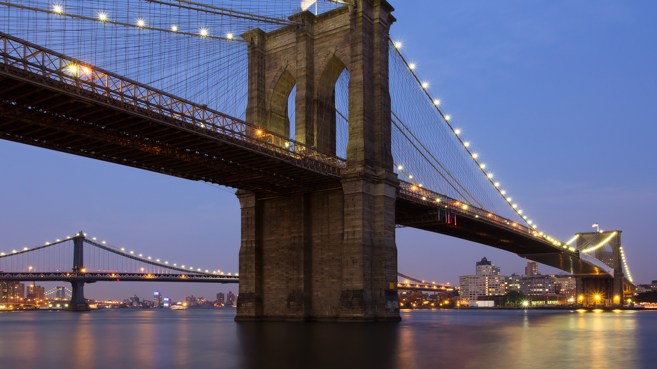 Puente Marrón Sobre el Cuerpo de Agua Durante la Noche. Wallpaper in 1280x720 Resolution