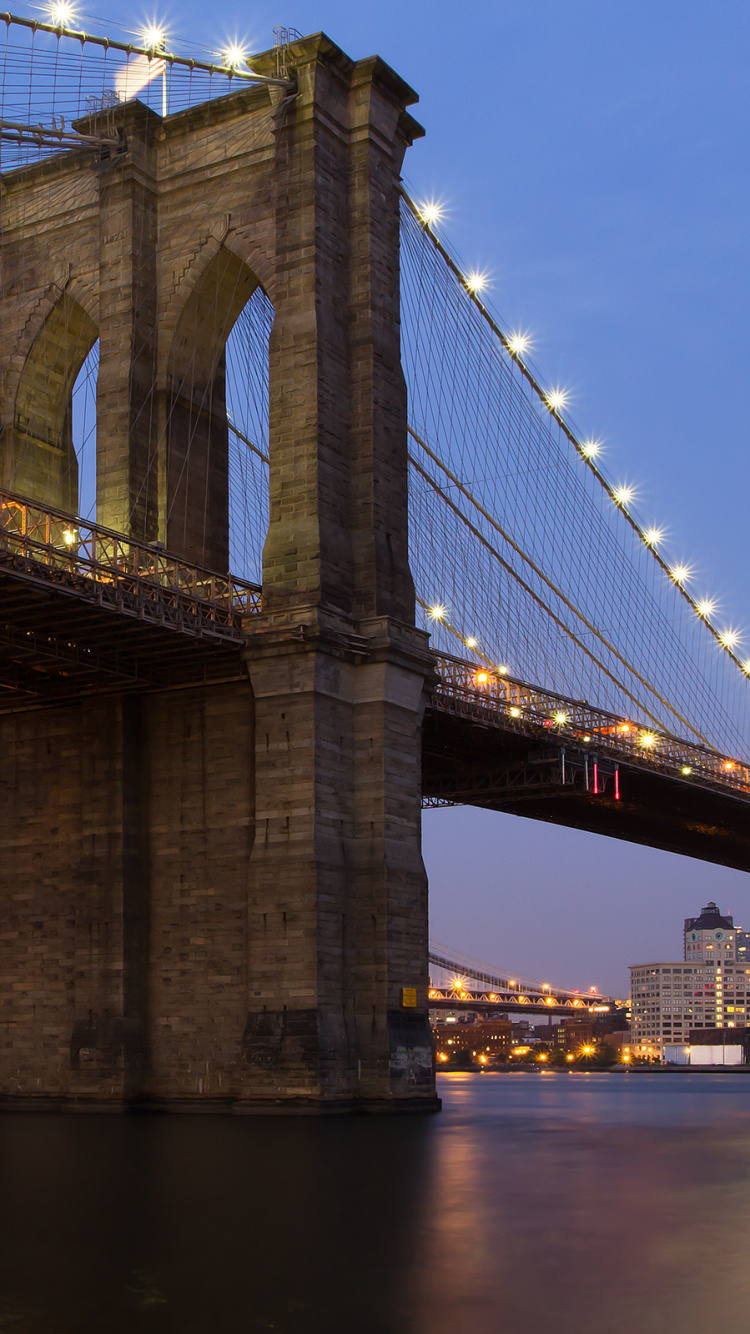 Braune Brücke Über Gewässer Während Der Nacht Night. Wallpaper in 750x1334 Resolution