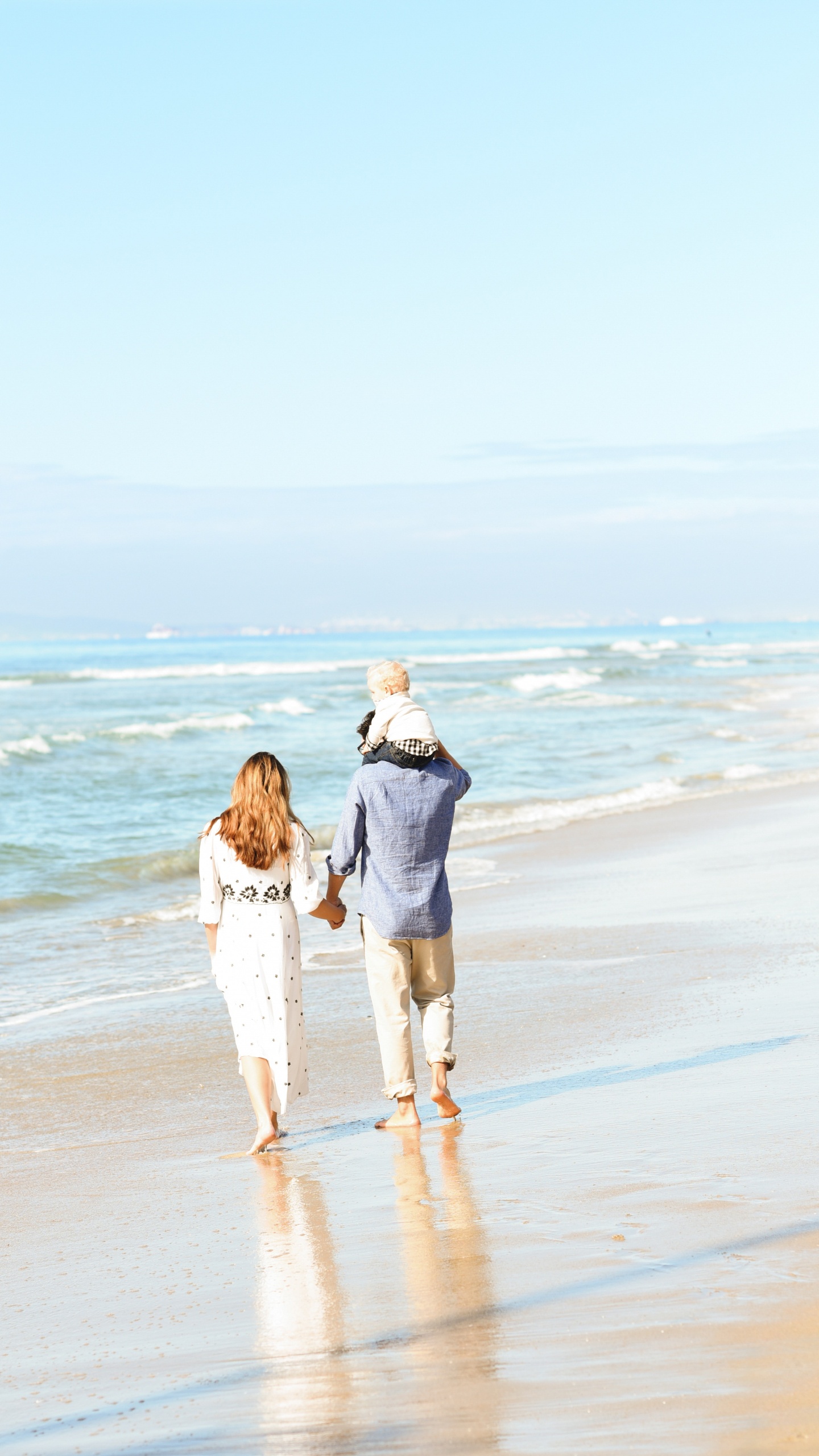 Couple Walking on Beach During Daytime. Wallpaper in 1440x2560 Resolution