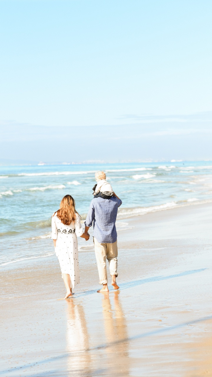 Couple Walking on Beach During Daytime. Wallpaper in 720x1280 Resolution