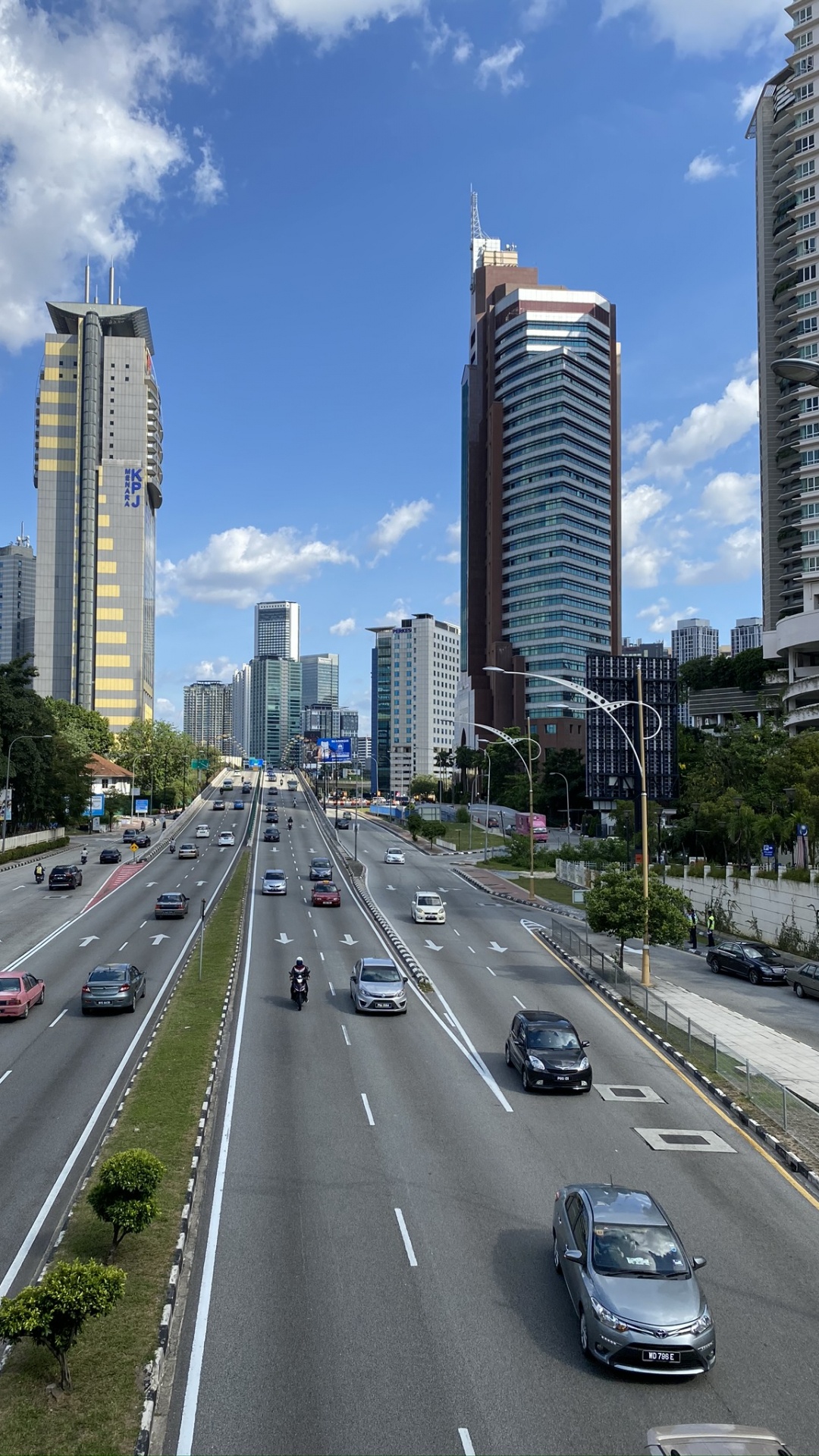 Road, Tower Block, Tageszeit, Infrastruktur. Wallpaper in 1080x1920 Resolution