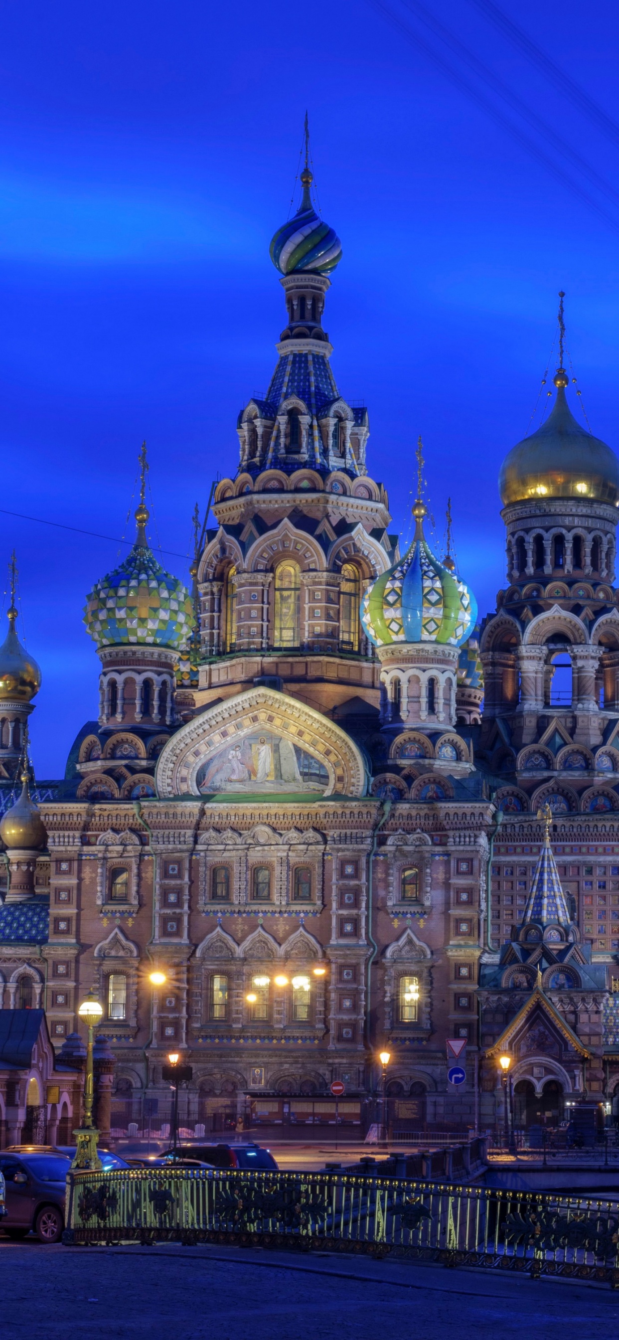 Edificio de Hormigón Blanco y Marrón Durante la Noche.. Wallpaper in 1242x2688 Resolution