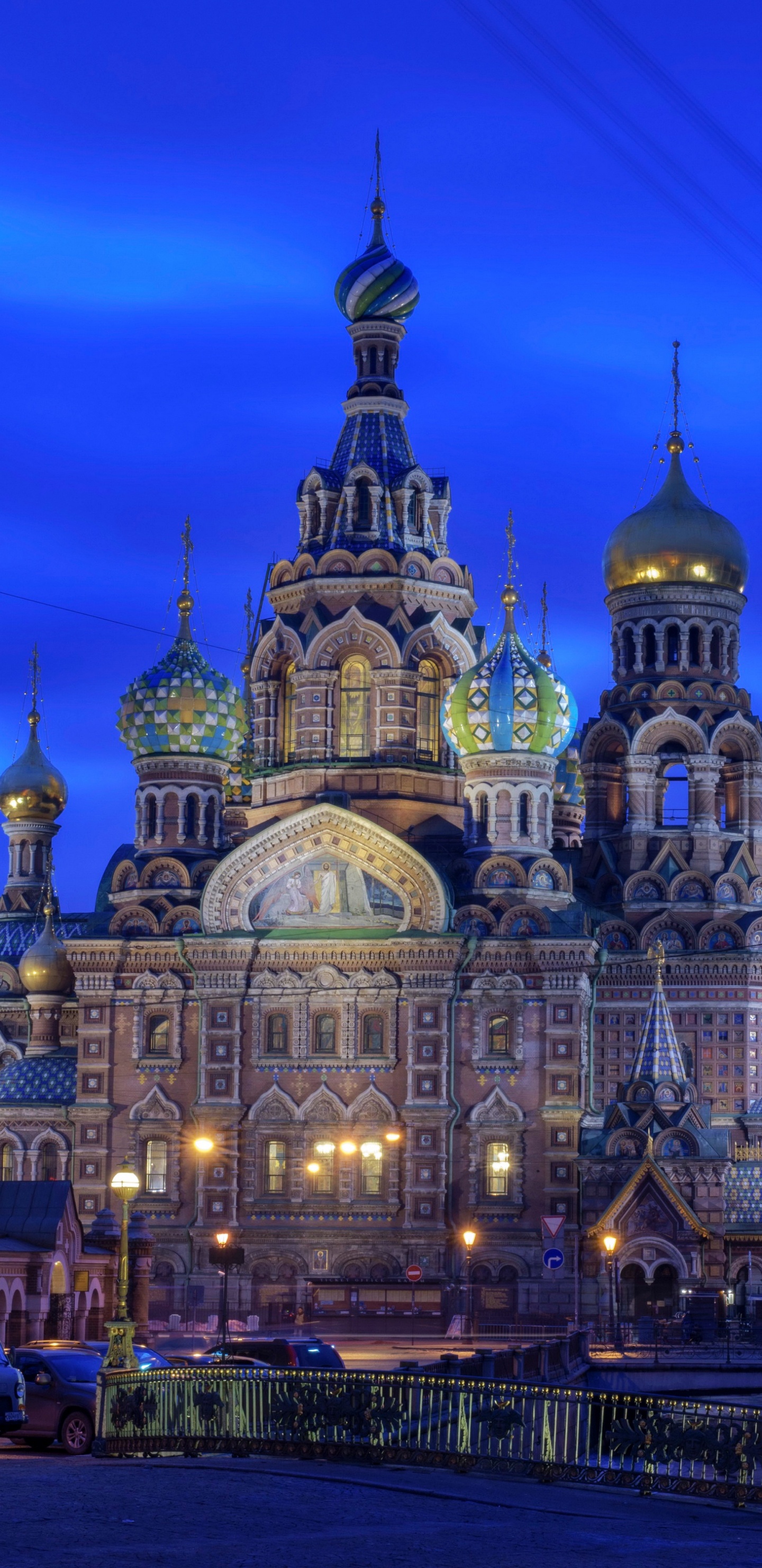 Edificio de Hormigón Blanco y Marrón Durante la Noche.. Wallpaper in 1440x2960 Resolution