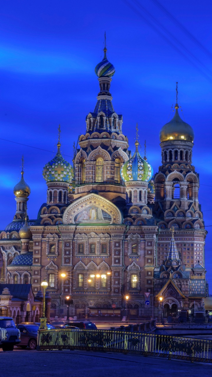 Edificio de Hormigón Blanco y Marrón Durante la Noche.. Wallpaper in 720x1280 Resolution