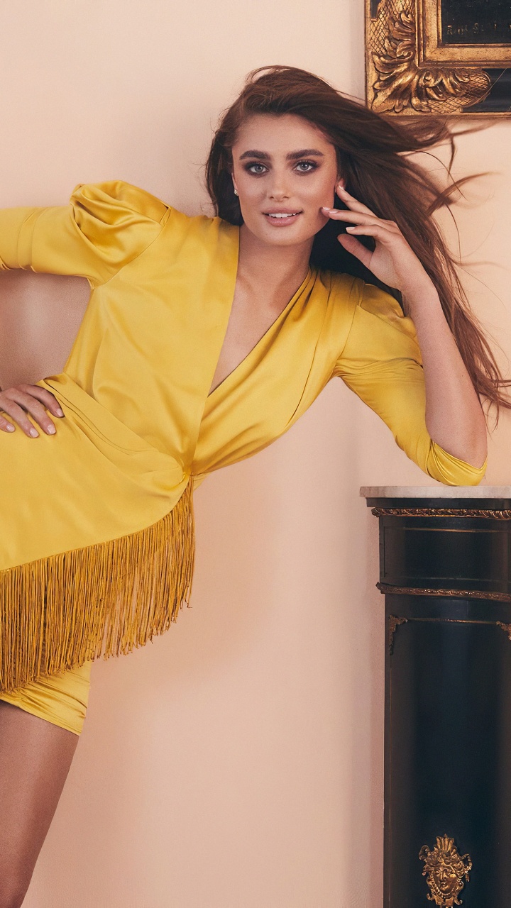 Femme en Robe Jaune S'appuyant Sur Une Armoire en Bois Marron. Wallpaper in 720x1280 Resolution