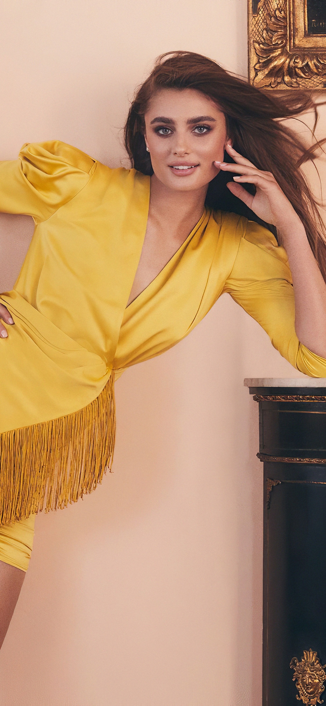 Frau im Gelben Kleid Auf Braunem Holzschrank Gelehnt. Wallpaper in 1125x2436 Resolution