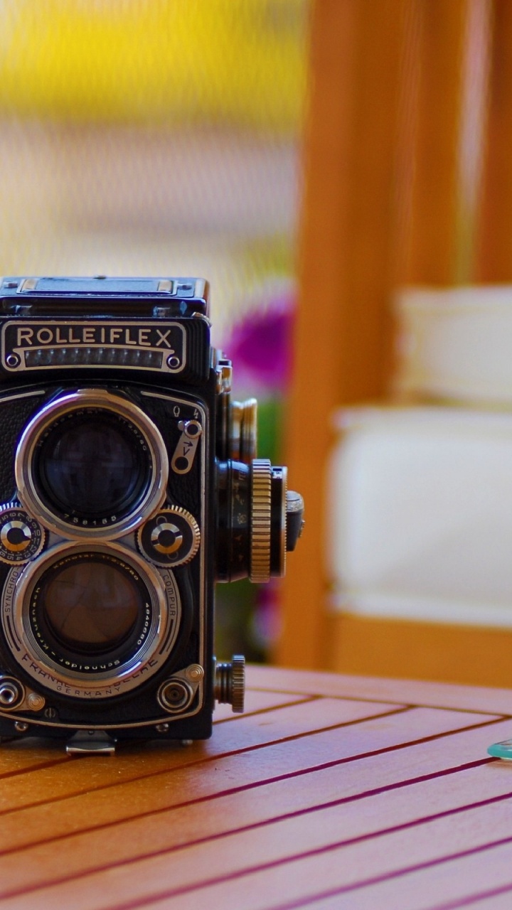 Appareil Photo Noir et Argent Sur Une Table en Bois Marron. Wallpaper in 720x1280 Resolution