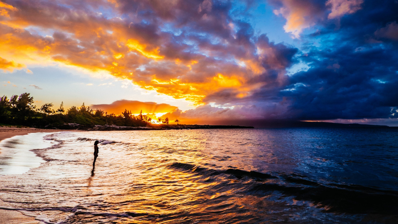 Silhouette of Person Standing on Sea Shore During Sunset. Wallpaper in 1280x720 Resolution