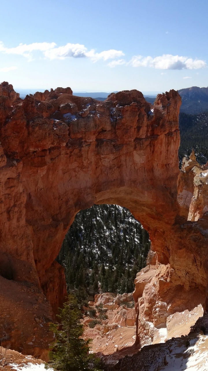 Formation de Roche Brune Sous Ciel Bleu Pendant la Journée. Wallpaper in 720x1280 Resolution