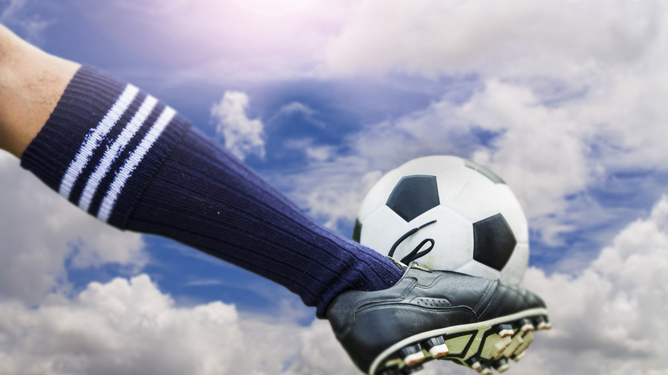 Person in Schwarz-weiß Gestreiftem Langarmhemd Und Schwarzer Hose in Schwarz-weiß. Wallpaper in 1366x768 Resolution