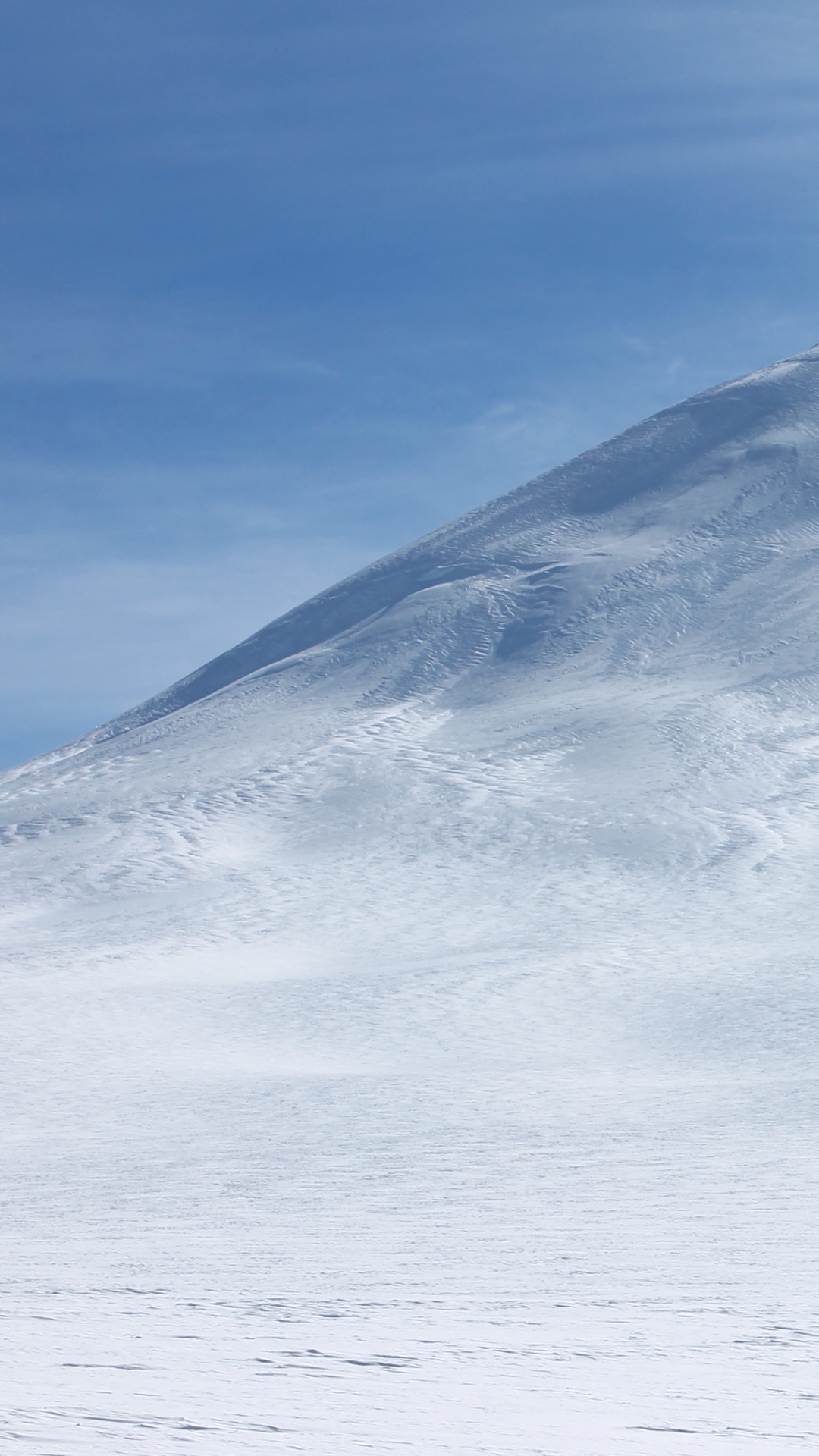 Montagne Couverte de Neige Blanche Sous Ciel Bleu Pendant la Journée. Wallpaper in 1080x1920 Resolution