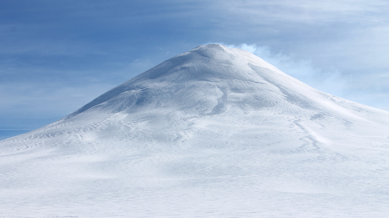 Montagne Couverte de Neige Blanche Sous Ciel Bleu Pendant la Journée. Wallpaper in 1366x768 Resolution