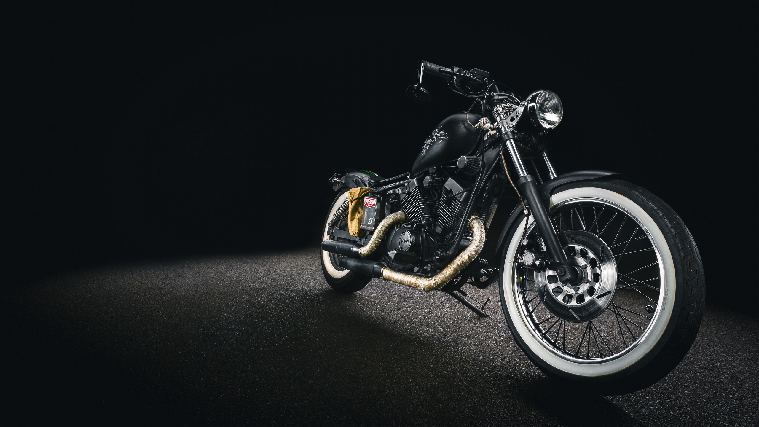 Motocicleta Cruiser Negra y Plateada. Wallpaper in 2560x1440 Resolution