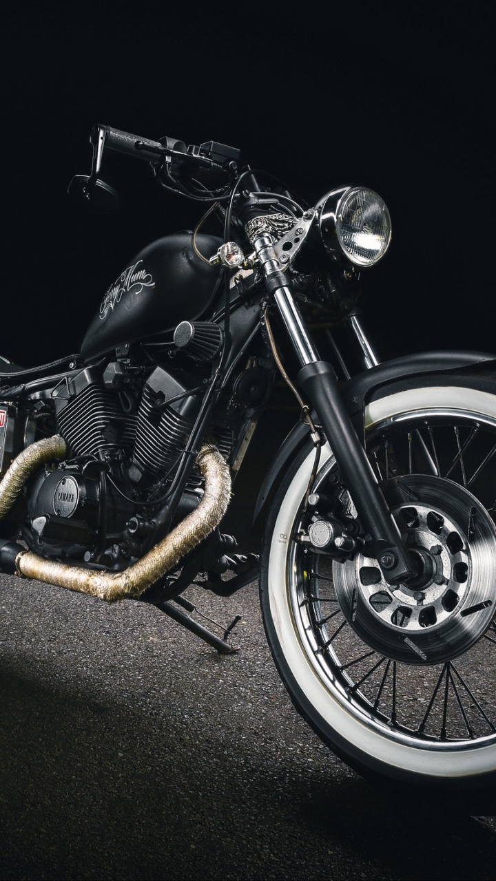 Motocicleta Cruiser Negra y Plateada. Wallpaper in 720x1280 Resolution