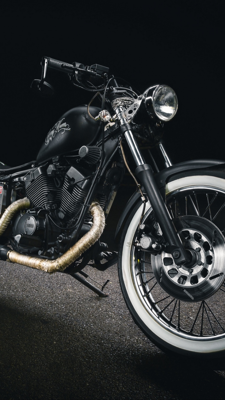 Black and Silver Cruiser Motorcycle. Wallpaper in 750x1334 Resolution