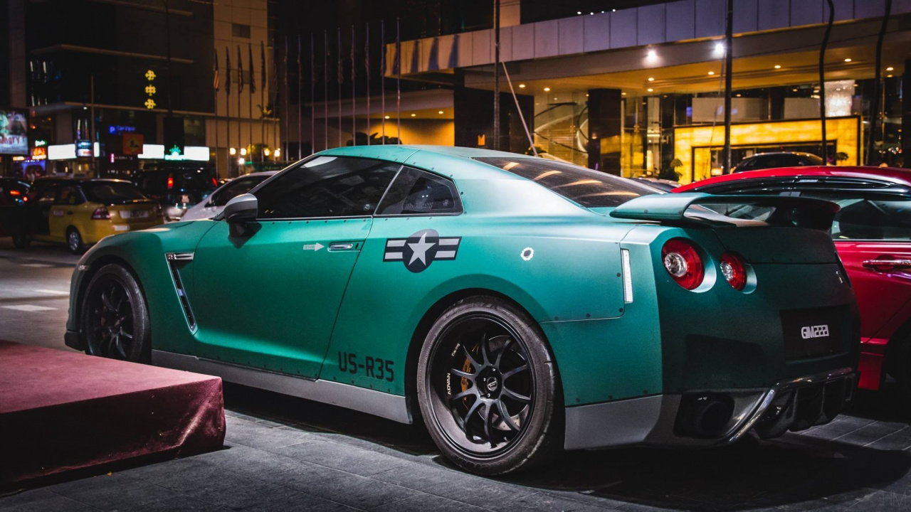 Porsche 911 Verde Estacionado en la Calle Durante el Día. Wallpaper in 1280x720 Resolution